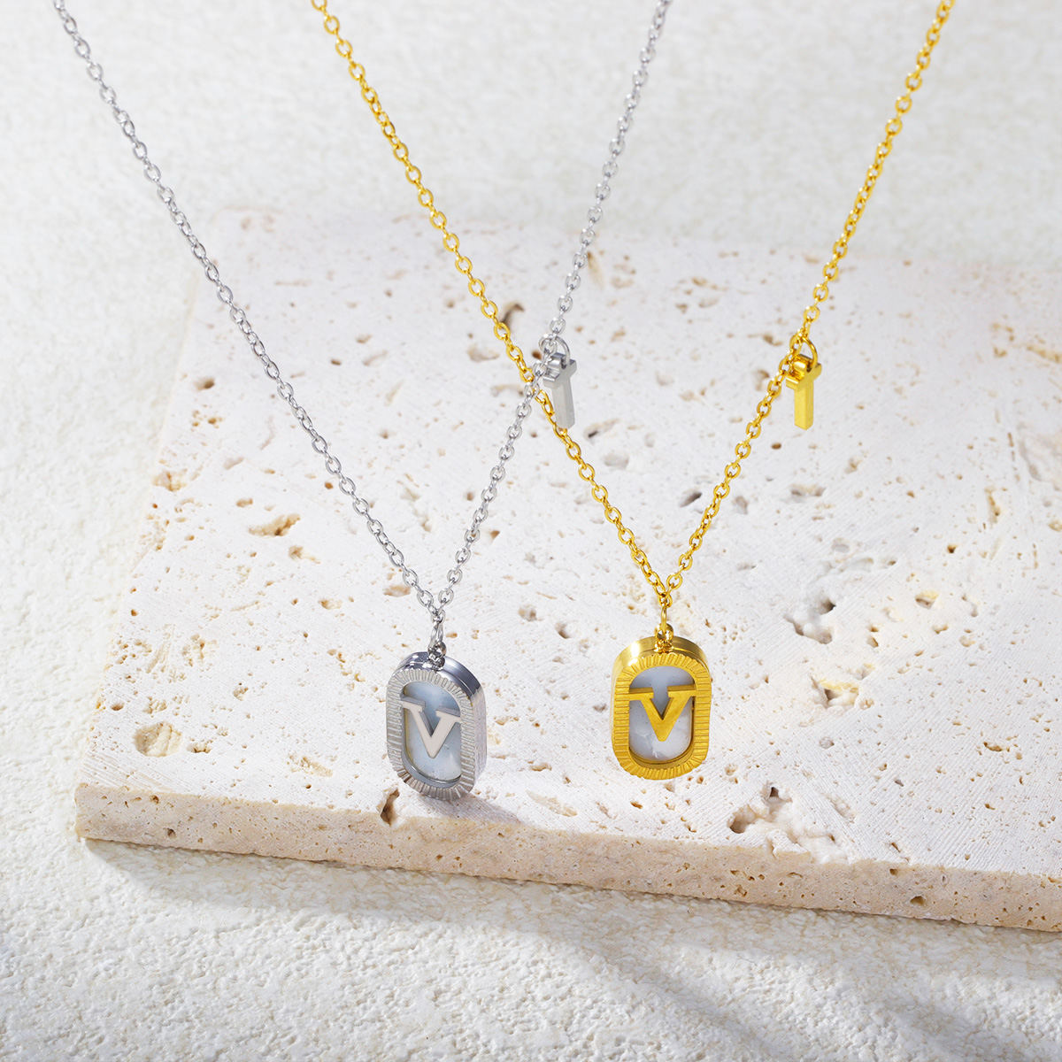 不锈钢镀金V字项链百搭